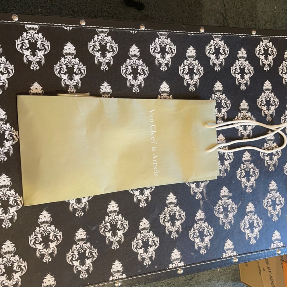 Van Cleef & Arpels green shopping bag